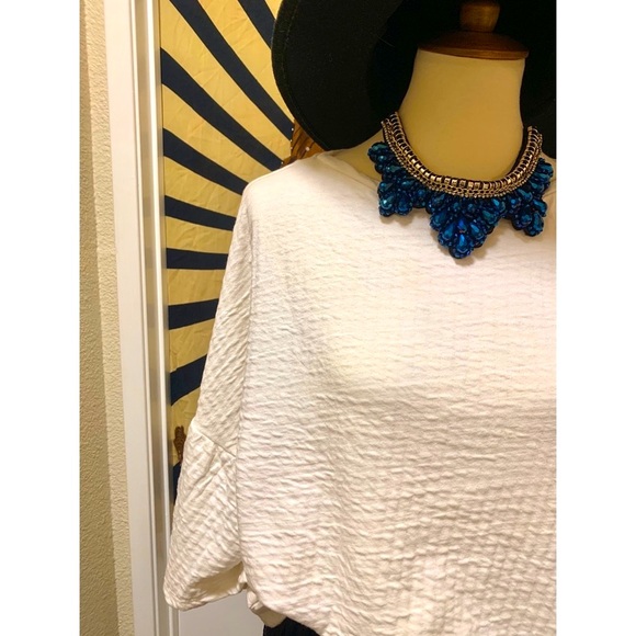 Zara Tops - 🌈 Stylish modern ruffle blouse